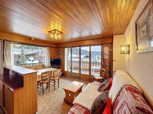 Appartement Lumineux aux Gets - 3 Pièces, 6 Pers, Balcon, Parking, WiFi, Près des Commerces et Pistes - FR-1-802-31