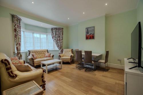 Spacious 2-bed flat, 2 baths & separate toilet, Londyn