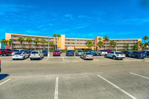 Ocean view condo in beachfront resort with WiFi, central AC, 2 pools, & tennis – khách sạn tại Biển St Augustine