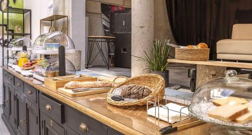 Food and beverages, Best Western 11BAUER Paris Saint-Ouen in Saint-Ouen
