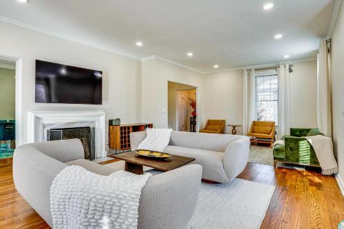 Explore Orange & NYC! Luxury Family Home w/ Deck – khách sạn tại Lower Vailsburg