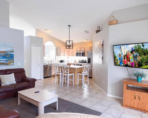 3 bedrooms pool home Gated community Ridgewood Lakes in Davenport, USA