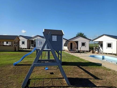 Holiday homes with pool, sauna and jacuzzi, Гонски (фото 2)