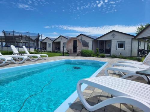 Holiday homes with pool, sauna and jacuzzi, Гонски (фото 3)