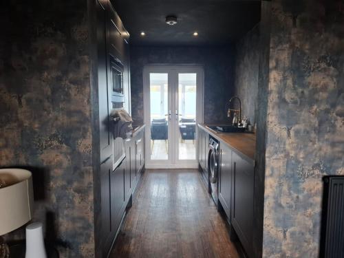Foxley - Contractor 4-bed with parking & WIFI by Hosterooo in 威德尼斯