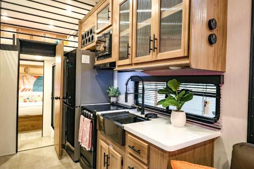 FunTropicalTinyHomeGolfCartLake in Winter Garden
