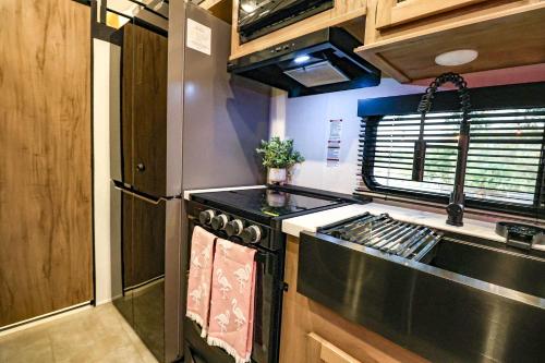 FunTropicalTinyHomeGolfCartLake in Winter Garden