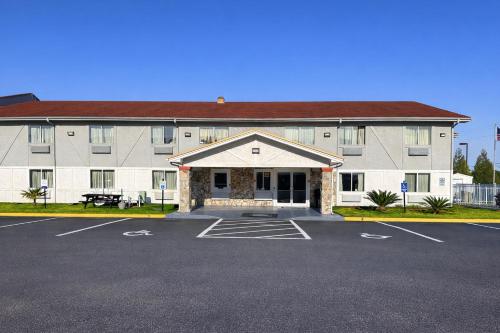 Rodeway Inn & Suites Jacksonville near Camp Lejeune - image 8