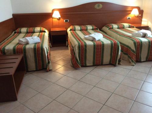 1 queen bed, 2 twin beds