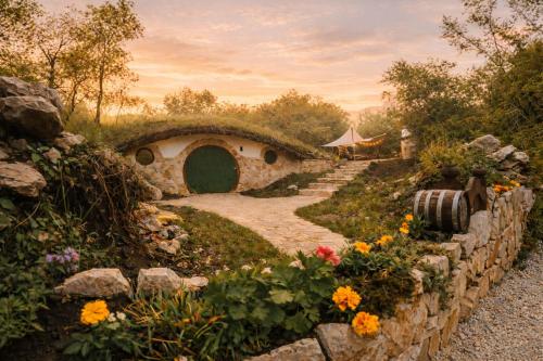 Mobbiton Mostar - Magical Underground Retreat