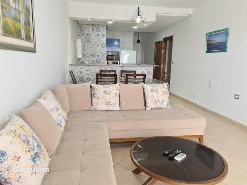 Très charmant appartement S plus 3, Résidence Aicha avec piscine – khách sạn tại Mansoura
