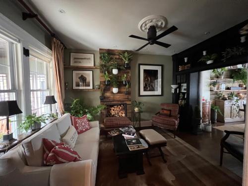 Stylish Mission-Style Home on Park in Jersey City, NJ – khách sạn tại Khac