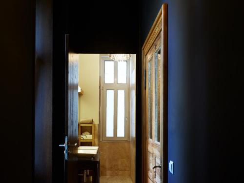 Standard Double Room 1 image 4