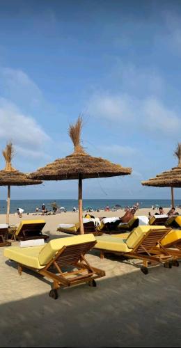 platja, Cozy Cabo - 3Bed Beachfront Ground Floor Apartment - Private Terrace - Swimming Pool & Private Parki in Cabo Negro