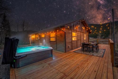 Hot Tub, Sauna, 20min to Breck, Cozy Modern Cabin in Blue River