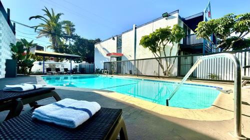 Piscina, Days Inn by Wyndham Los Angeles LAX Airport/Stadium Area&nbsp; in LAX – Aeroporto Internazionale di Los Angeles