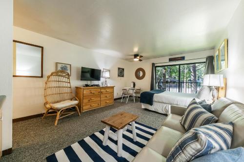 Modern Studio w/Balcony #211 at Donner Lake Village – khách sạn tại Armstrong