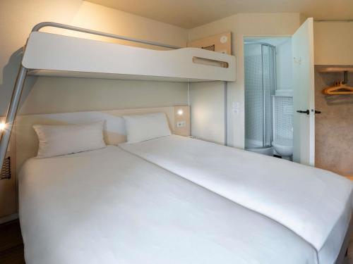 2 twin beds, 1 bunk bed