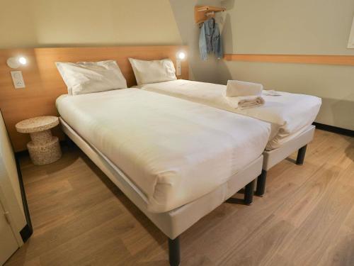 2 twin beds