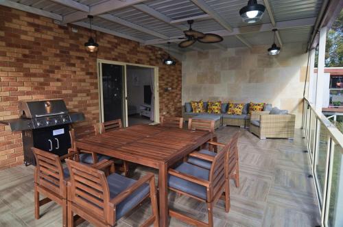Coastal family retreat sun-drenched outdoor patio in 伊甸