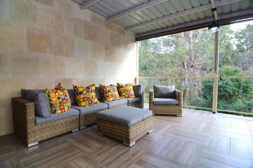 Coastal family retreat sun-drenched outdoor patio in 伊甸