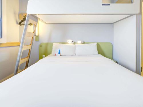 1 double bed, 1 twin bed