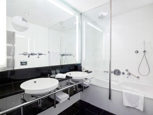 Ambassade Hotel - image 5