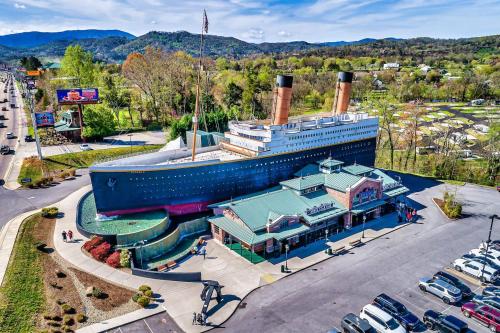 Smoky Cabin Near Dollywood with Hot Tub & Views in Pigeon Forge (TN)
