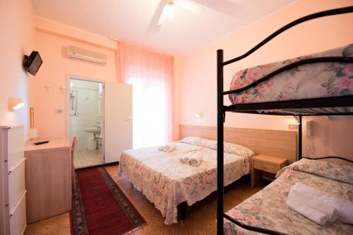 1 queen bed, 2 bunk beds
