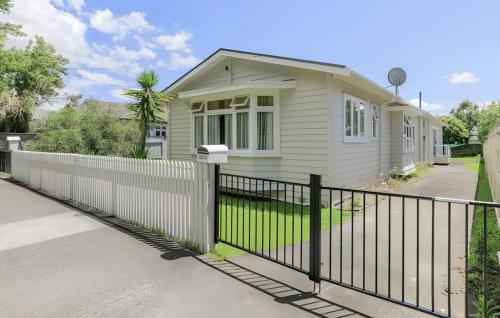 4 beds and 1 sofa bed in 1 bedroorm and 1 lounge