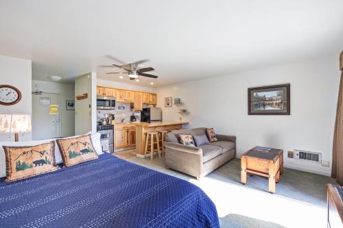 Cozy Studio w/ Partial Lake view #223 at Donner Lake Village – khách sạn tại Armstrong