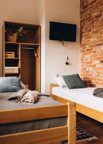 2 twin beds, 1 sofa bed