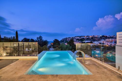 Πισίνα, Villa Gaia - Sunset Views, Indoor Heated Pool, Sauna and Games Room in Σάντα Μαρία Εστέιτ