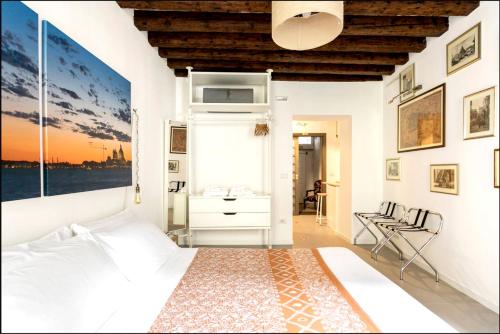 Stylish Self-Contained Room & Bath in Castello between Biennale & San Marco