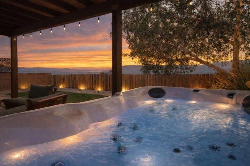 Luxe Lakeview Villa - Hot Tub - Mountain Serenity in 哈瓦蘇湖城