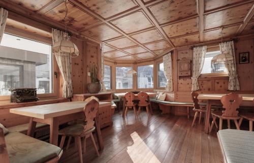Aparthotel Familiaris - Family Apartments - Pools & Spa in Dolomites 5