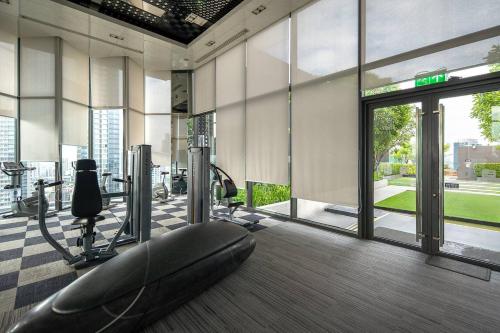 5min to Metro Kitchen Netflix Pool Gym -city view - image 7