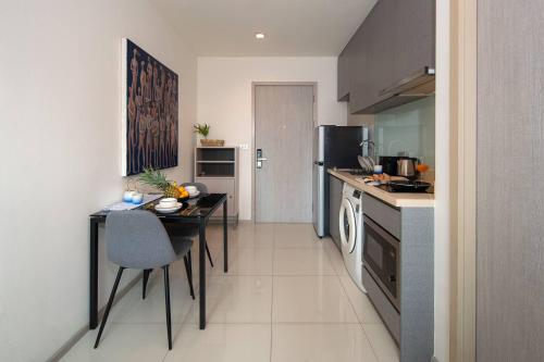 5min to Metro Kitchen Netflix Pool Gym -city view - image 12