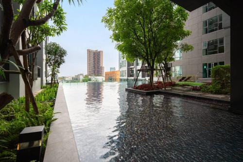 5min to Metro Kitchen Netflix Pool Gym -city view Bangkok