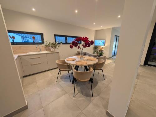 virtuve, Magnifique maison bien-être 5 étoiles avec piscine et spa (Magnifique maison bien-etre 5 etoiles avec piscine et spa) in Langatte