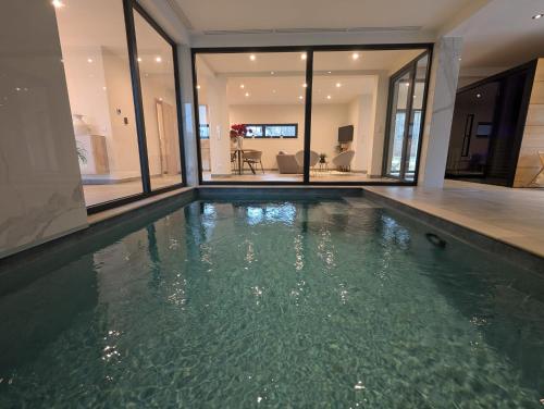 Peldbaseins, Magnifique maison bien-être 5 étoiles avec piscine et spa (Magnifique maison bien-etre 5 etoiles avec piscine et spa) in Langatte