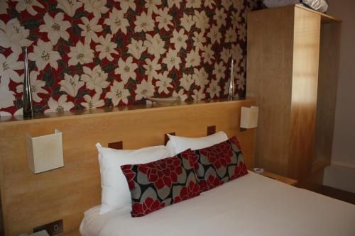 The Warwick Arms Hotel - image 9