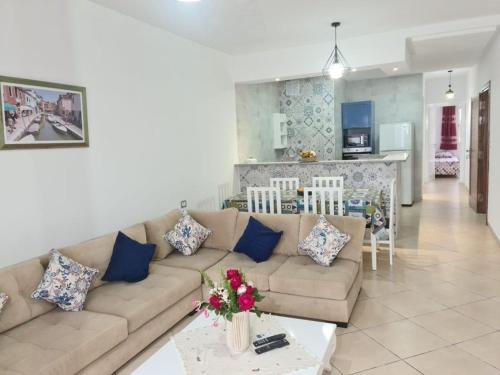 Très Bel Appartement S plus 3, Résidence Aicha avec piscine – khách sạn tại Mansoura