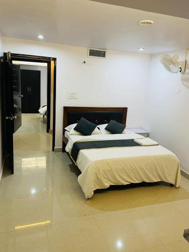 Radhika in hotel – khách sạn tại Banthra Sikander Pur