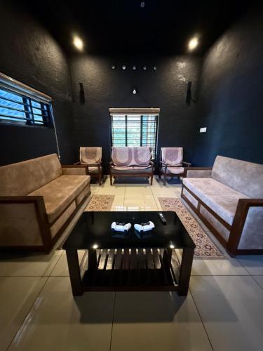 Luxury Villa Ps5 Home-Theater Hookah 30km 2 Munnar in Chillithodu