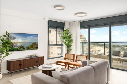 Luxury 4BR l Panoramic Sea-View Balcony l Mamad in Bat Yam