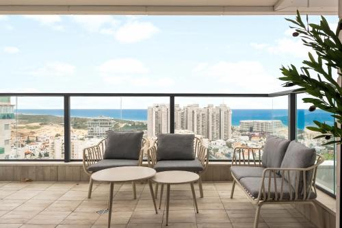 Luxury 4BR l Panoramic Sea-View Balcony l Mamad in Bat Yam