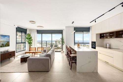 Luxury 4BR l Panoramic Sea-View Balcony l Mamad in Bat Yam