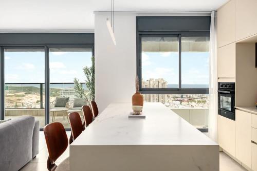 Luxury 4BR l Panoramic Sea-View Balcony l Mamad in Bat Yam