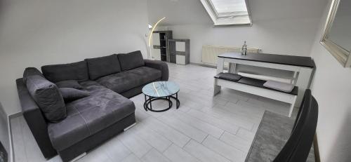 共用Lounge/電視區, Stylisches 2 Zimmer Apartment, Nähe Stuttgart, Netflix, Waschtrockner & Self CheckIn (Stylisches 2 Zimmer Apartment, Nahe Stuttgart, Netflix, Waschtrockner & Self CheckIn) in 克爾嫩